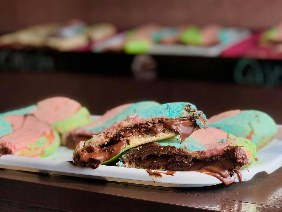 Piernitas rellenas de mermelada o Nutella, son decoradas con los colores del orgullo LGBT