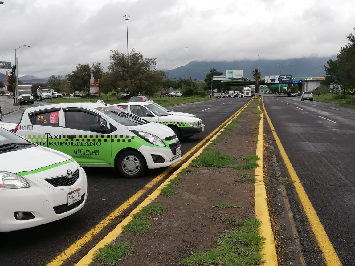 Bloqueo carretero por taxistas. (Jorge Sánchez)