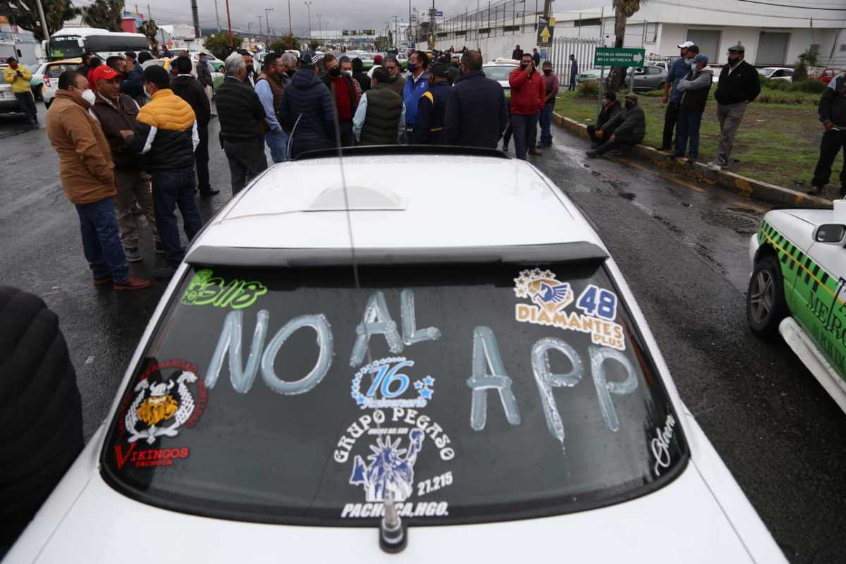 Bloqueo carretero de taxistas contra la modalidad de Taxi Contigo. (Jorge Sánchez)