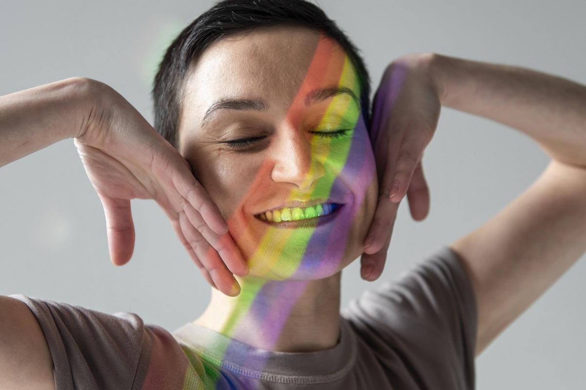 Diversos artistas muestran su apoyo a la comunidad por medio de la música. (freepik.es)
