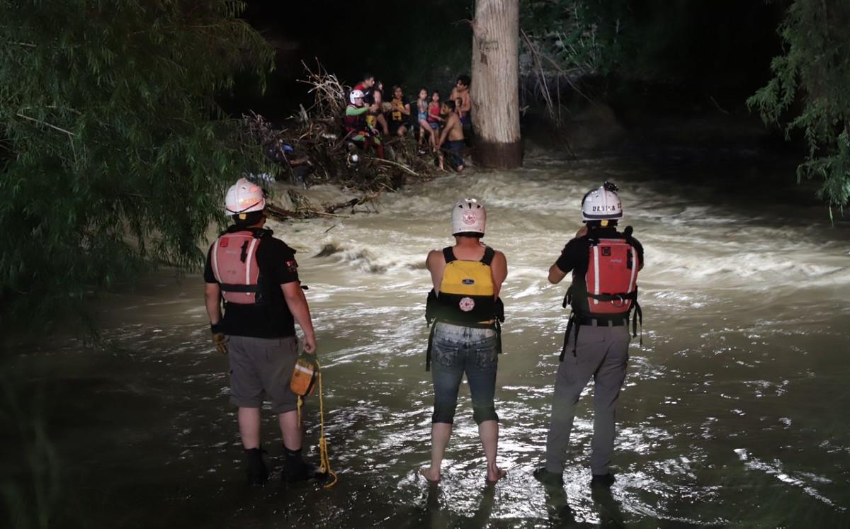 Familia es rescatada tras quedar atrapada en corriente del río La Silla. Foto: Especial.