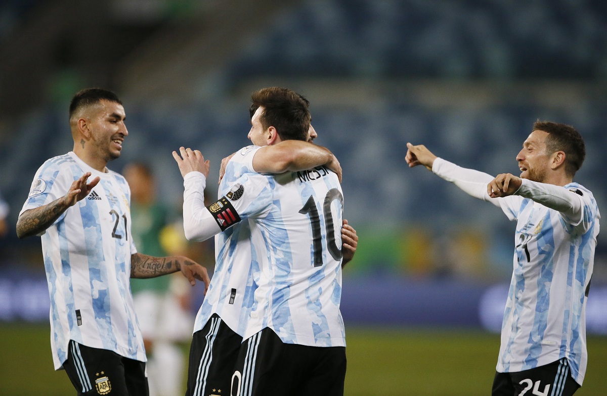 Lionel Messi y los jugadores de Argentina en festejo (Reuters)