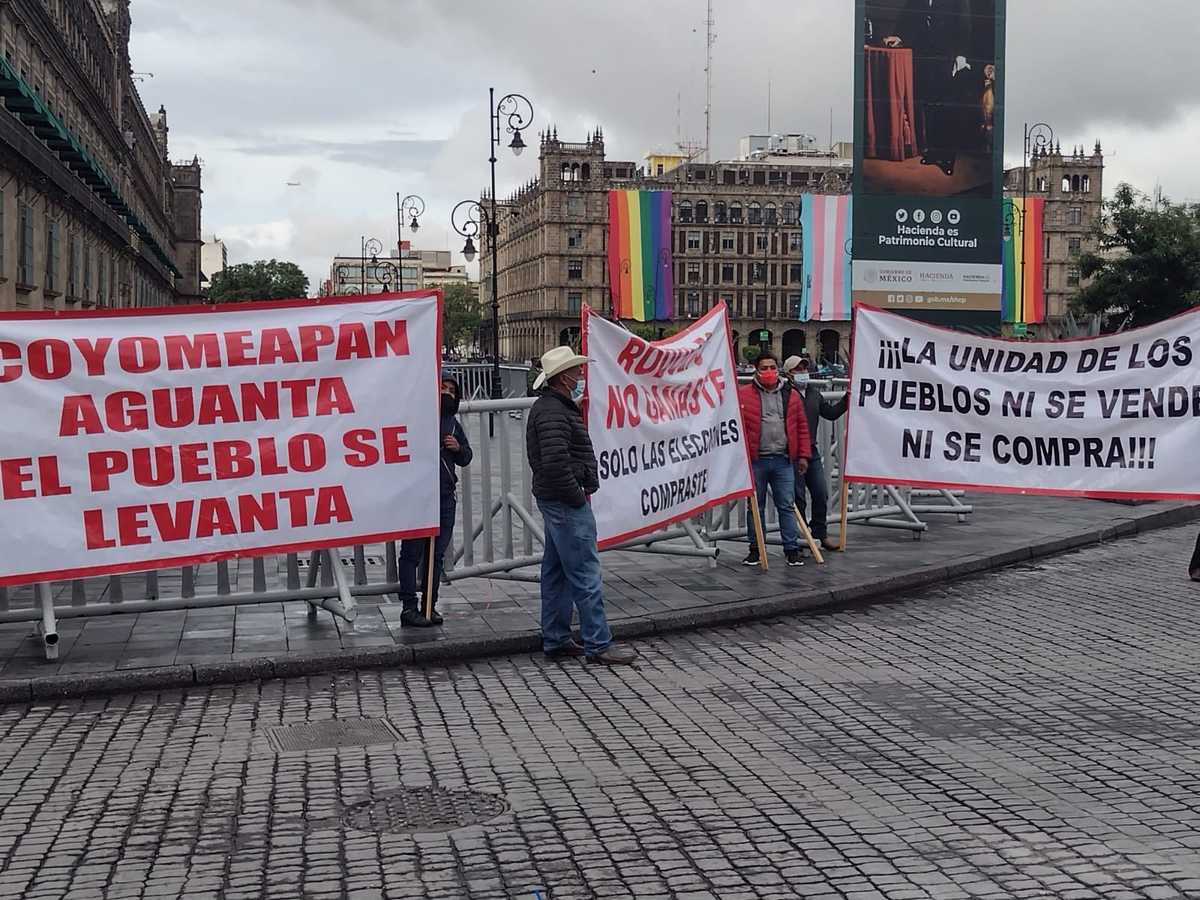 Pobladores del Municipio de Coyomeapan Puebla, protestan en Palacio Nacional