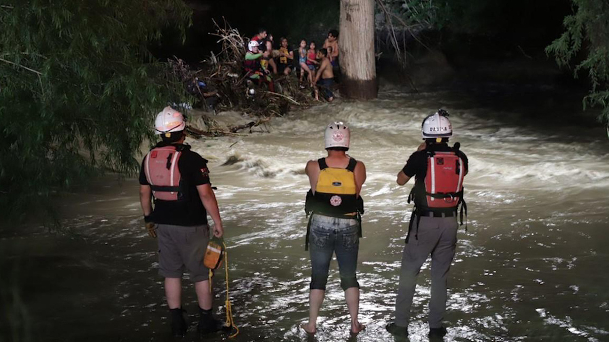 Rescatan a familia atrapada en medio de la corriente del río La Silla