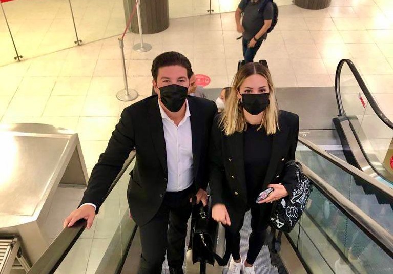 Samuel García viajó junto a su esposa Mariana Rodríguez. Foto: Especial.