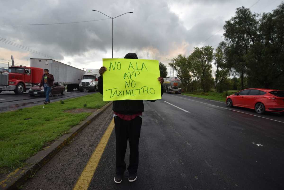 Desde hace cinco años Gerardo Arroyo maneja un taxi para mantener económicamente a su familia. (Francisco Villeda)