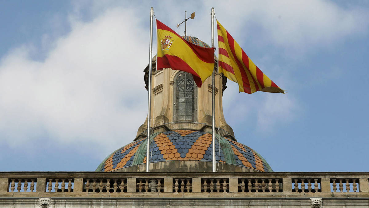 Banderas de España y Cataluña. | EFE