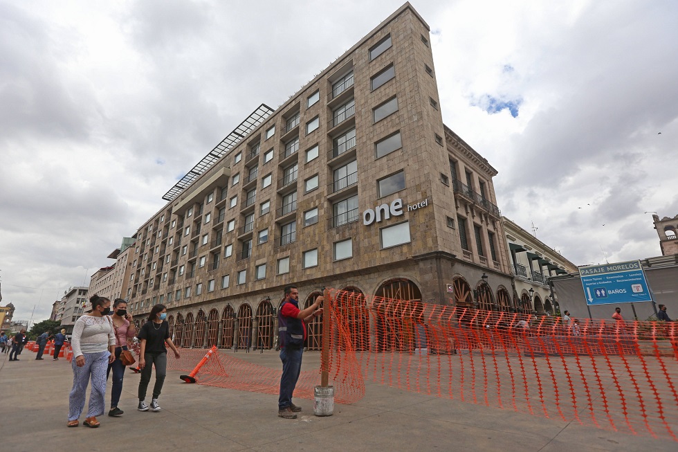Por daños estructurales desalojan edificio en Guadalajara (Fernando Carranza)