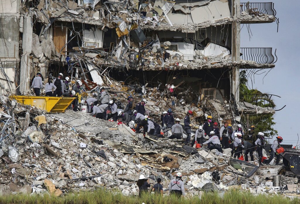El derrumbe en Miami ya suma una docena de muertos. (AP)