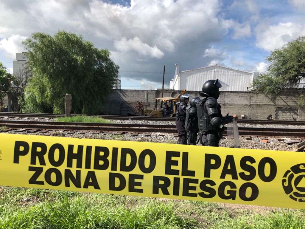Desalojan a 15 familias asentadas en vías del tren en Celaya