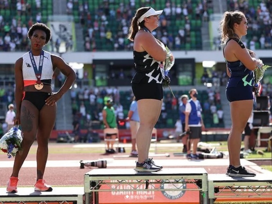 Gwen Berry protestó en himno de EU (Getty Images)