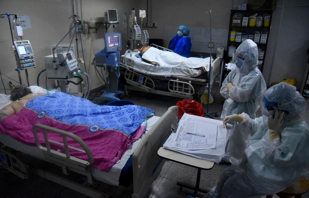 Las investigaciones para aminorar los efectos del coronavirus continúan. | Archivo, AFP