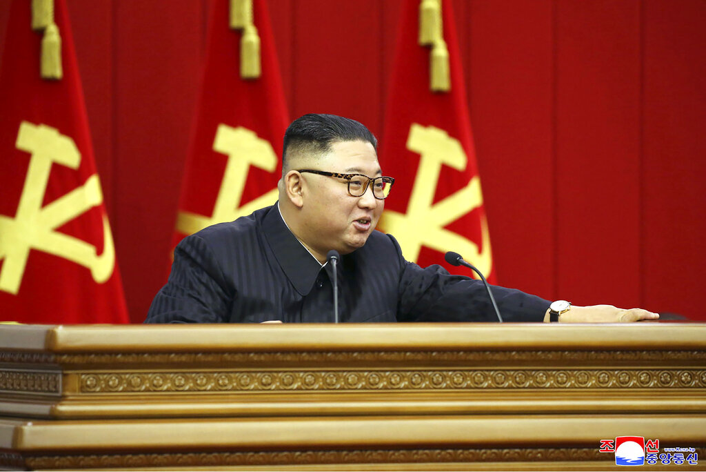 El líder de Corea del Norte, Kim Jong-un, en una reunión con los miembros del Partido de los Trabajadores. (AP)