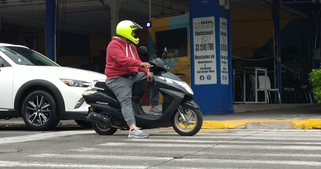 Dan a conocer medidas para evitar accidentes en moto en Gdl durante lluvias (Roberto Hurtado)
