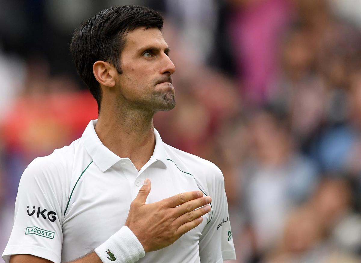 Novak Djokovic arrancó con un triunfo en Wimbledon (EFE)