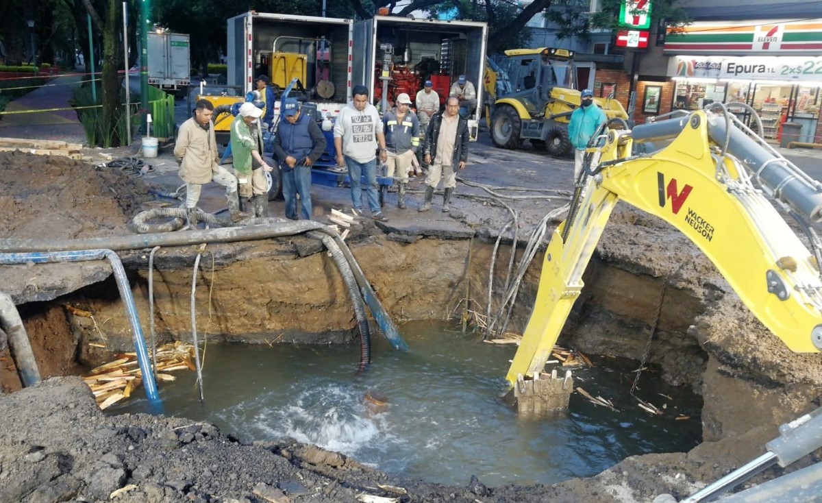 El socavón se formó en la avenida Canal de Miramontes tras la fuga de agua. | César Velázquez