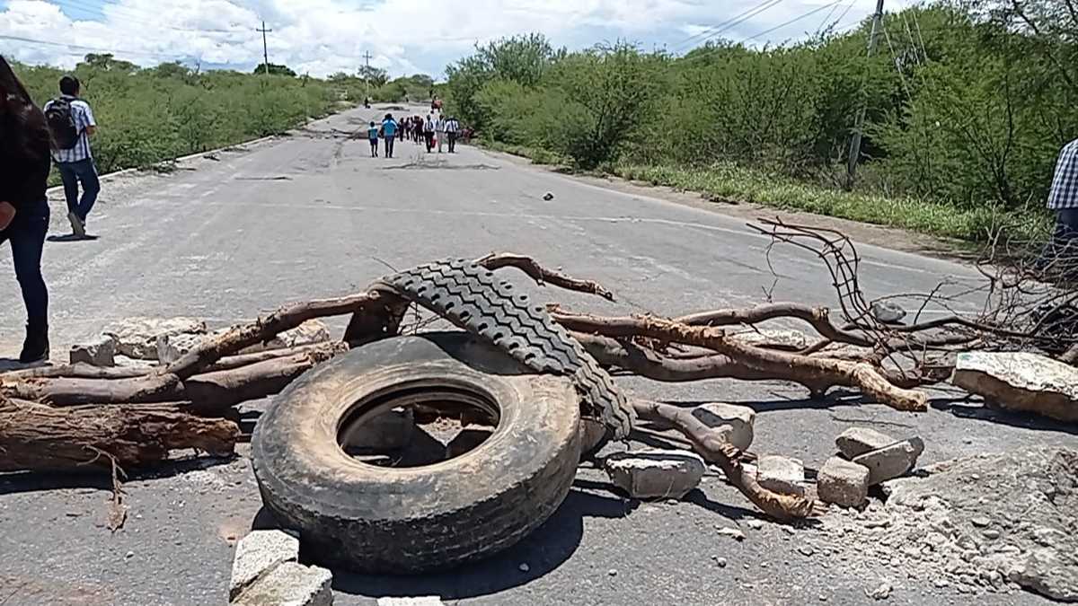 Bloqueo en carretera estatal Tehuacán-Teotitlán. (Especial)