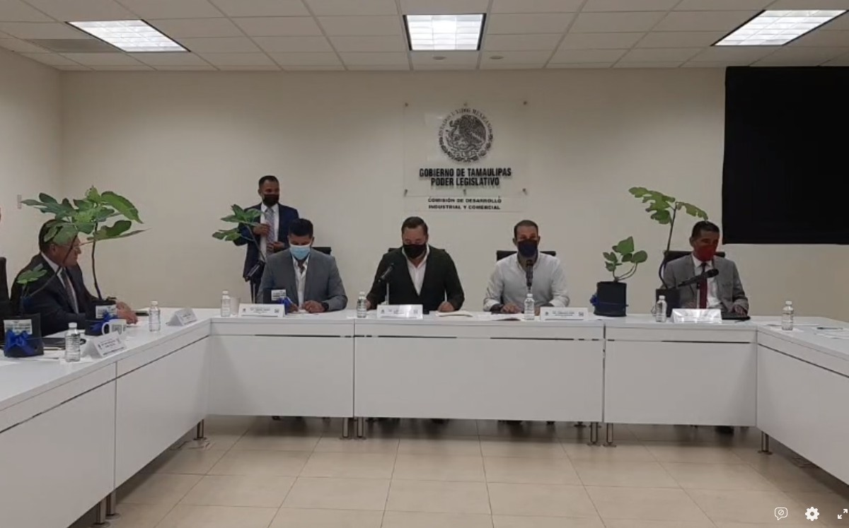 Diputado de Tamaulipas regaló árboles a sus compañeros. (Facebook)