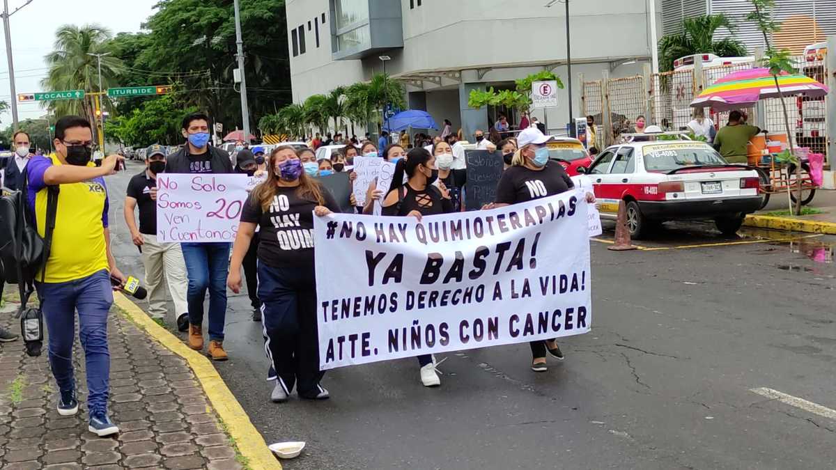 Familiares de niños con cáncer protestan en Veracruz