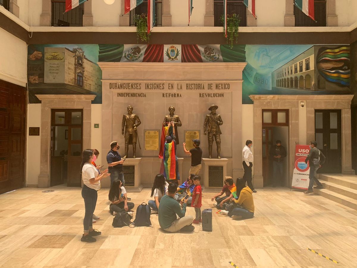 Integrantes de la comunidad LGBT+ tomaron las instalaciones del congreso de Durango. (Gilberto Lastra)