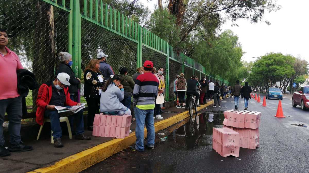 León | El punto de vacunación contra el coronavirus ubicado en la Deportiva del Estado ha mostrado gran afluencia. Dany Béjar.
