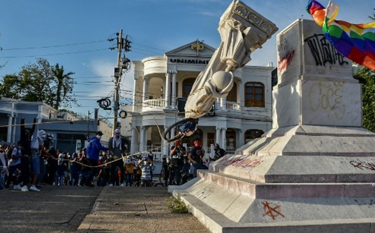 Manifestantes derriban estatua de Colón en ciudad colombiana de Barranquilla. (Especial)