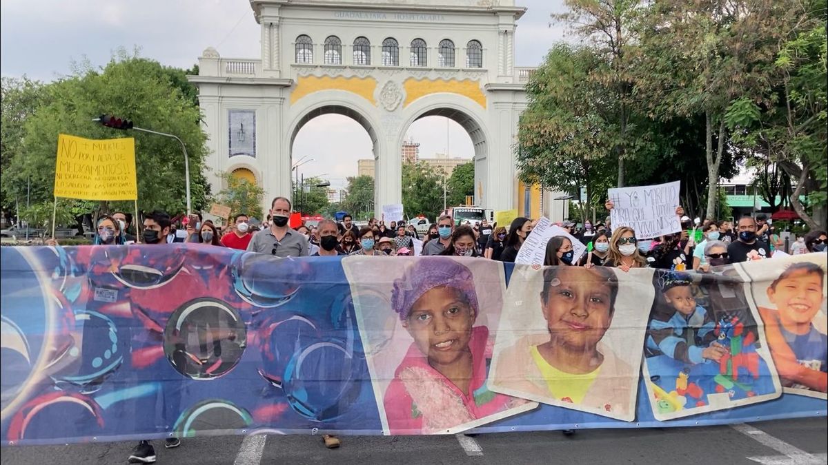 Marchan en Guadalajara contra el desabasto de medicinas. (Fernando Carranza)