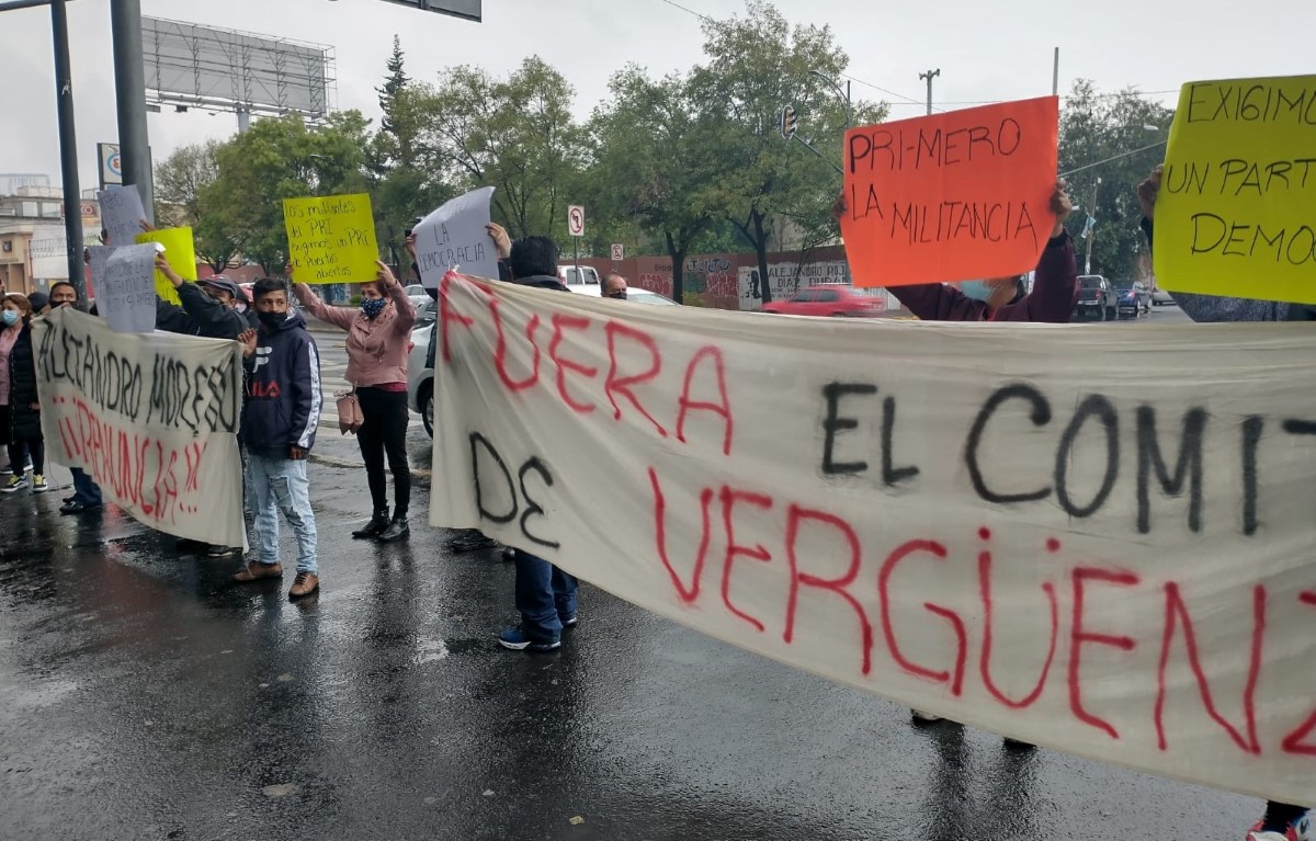 Los militantes protestan frente a la sede nacional del PRI a un día del enfrentamiento. | Enrique Luna