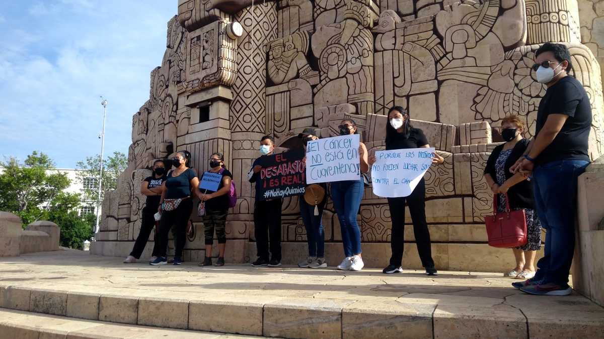 Los padres se manifiestan en el Monumento a la Patria en el corazón del Paseo de Montejo | Especial