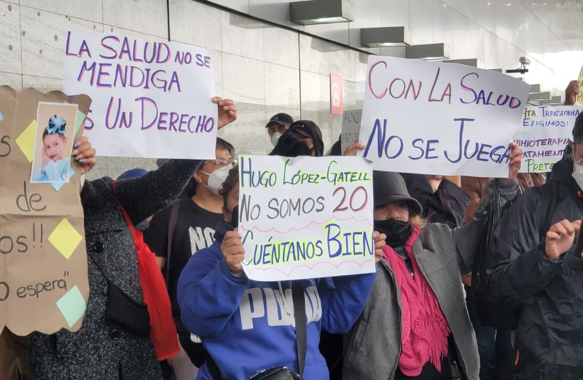 Los papás de niños con cáncer cerraron la Terminal 1 del AICM. | César Velázquez
