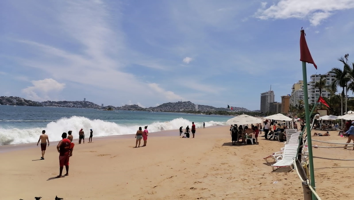 Piden a turistas no entrar a las playas si hay oleaje alto. (Javier Trujiilo)
