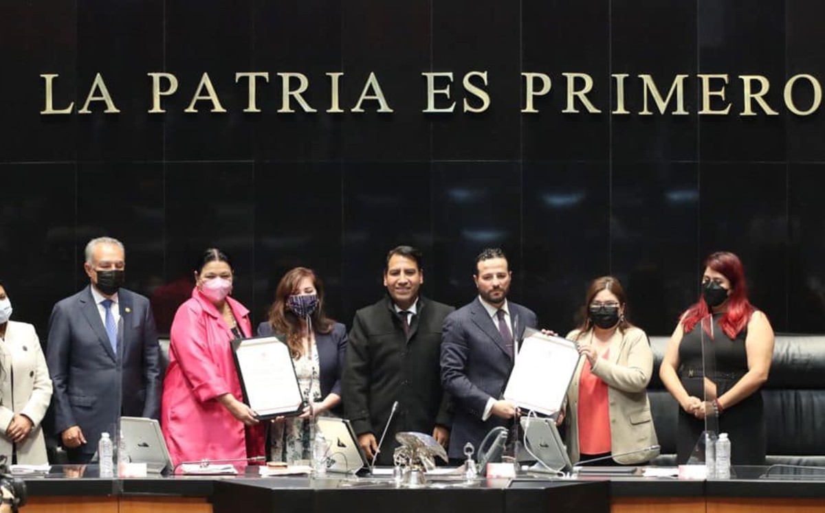 El presidente de la Mesa Directiva, Eduardo Ramírez, les tomó la protesta correspondiente a los nuevos magistrados.| Facebook