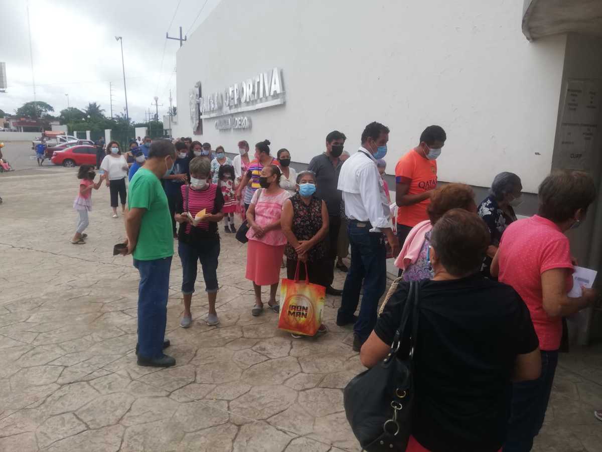 Abuelitos esperando por programa 65 y más. (Sergio Sánchez)