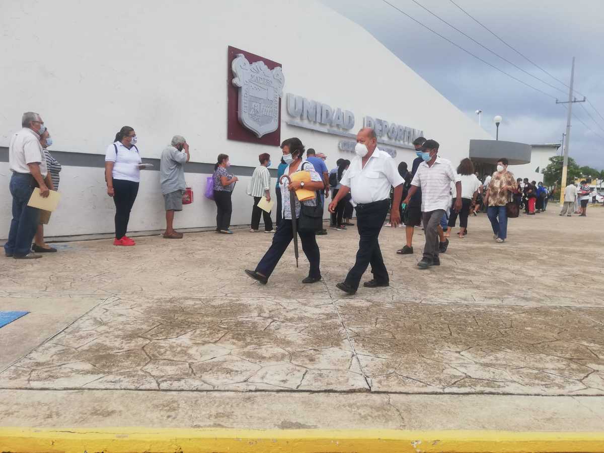 Adultos mayores realizan fila para pago de programa 65 y más en la unidad deportiva de Madero. (Sergio Sánchez)