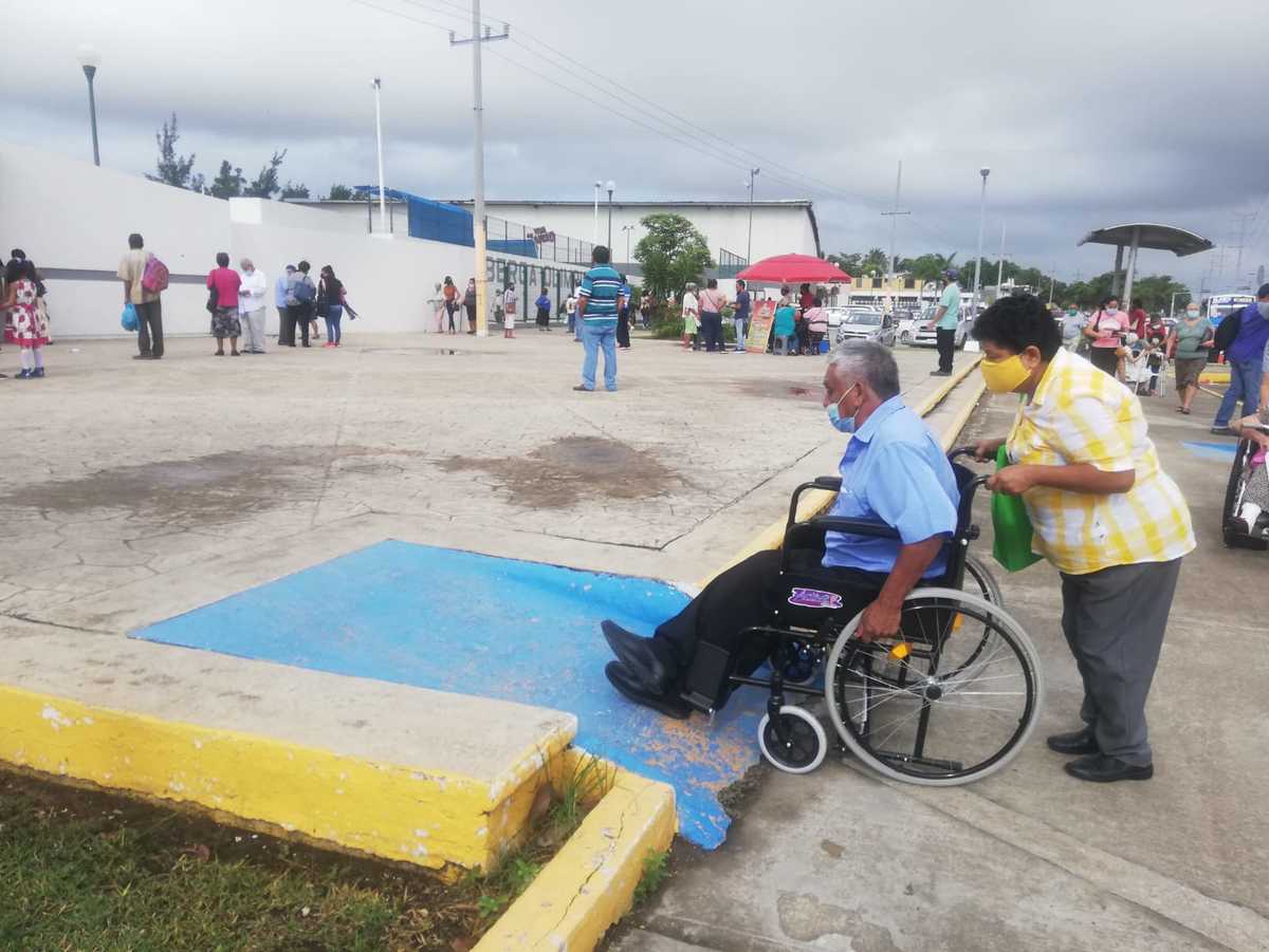 Adultos mayores están recibiendo su apoyo de tres mil 100 pesos. (Sergio Sánchez)