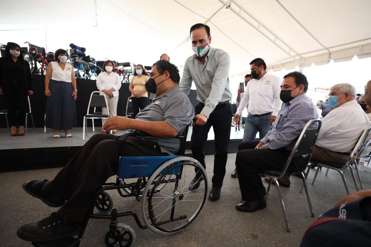 El alcalde destacó que seguirá la entrega de apartos auditivos y más apoyos ortopédicos. (Especial)