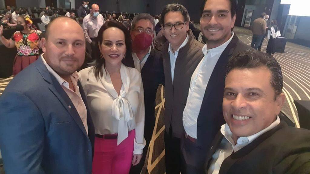 Armando Martínez (centro) junto a funcionarios electos de Tamaulipas.