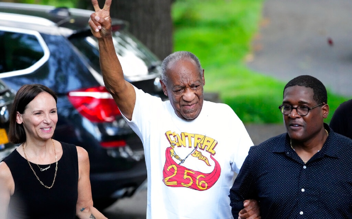 El comediante Bill Cosby después de que la corte superior de Pensilvania anulara su condena por abuso sexual. (AP)