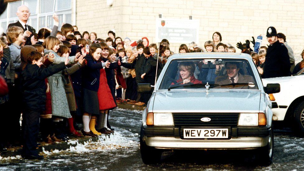 Diana de Gales conduciendo el Ford Escort. | Getty Images