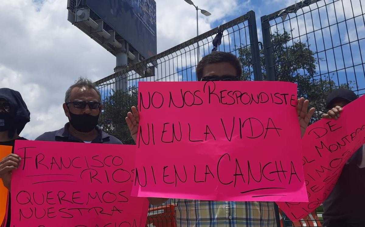 Ex empleados se seguridad protestaron en estadio de Rayados. Foto: Leyda Estrada