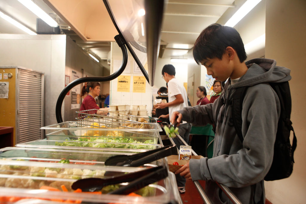 Los estudiantes de escuelas públicas son elegibles para recibir desayuno y almuerzo gratis durante el horario escolar. (Getty Images)