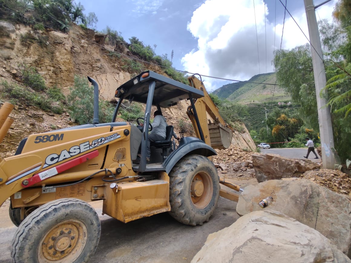 Inician trabajos para despejar carretera a San Antonio Cañada. (Andrés Lobato)