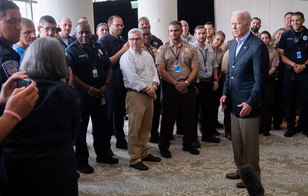 Joe Biden junto a las autoridades y rescatistas en Florida. | AFP