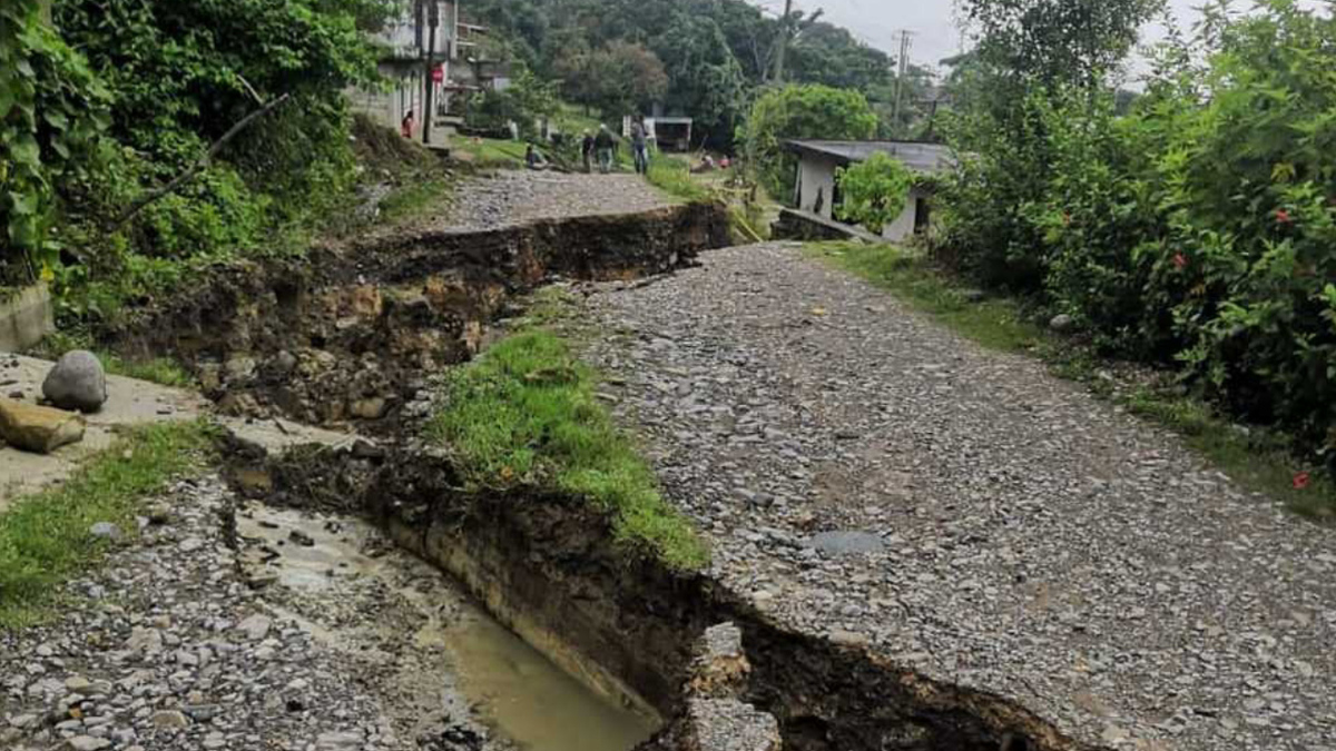 Por lluvias, se registra enorme grieta en comunidad de la Sierra de Hidalgo