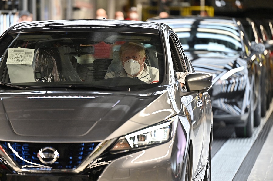 El primer ministro británico, Boris Johnson, recorre la planta de producción de Nissan. (AFP)