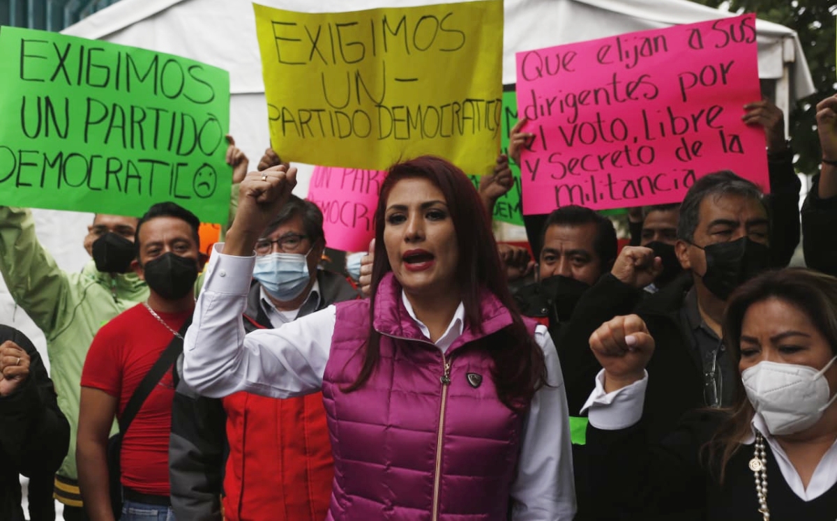 Nallely Gutiérrez y sus seguidores exigieron la renuncia del líder nacional del PRI. (Ariana Pérez)