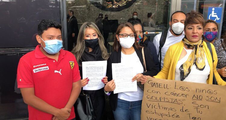Padres de niños con cáncer afuera de la FGR.