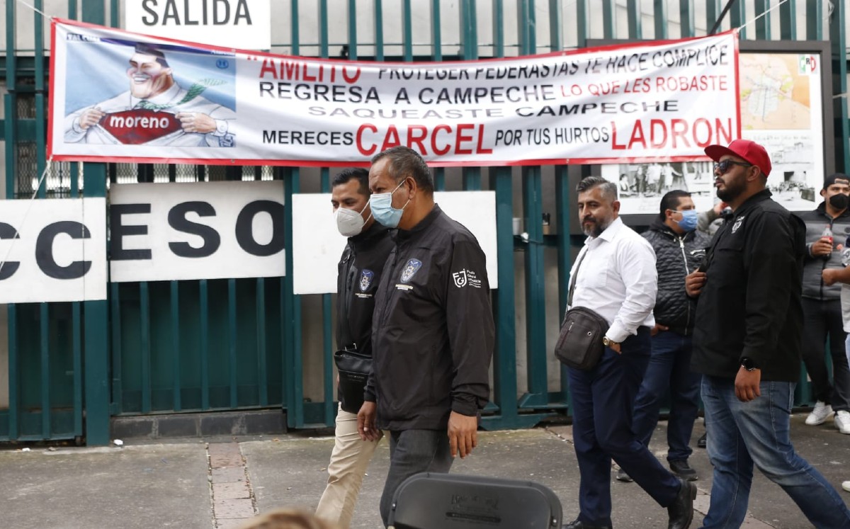 Al menos 15 personas con chamarras e identificaciones de la PDI llegaron en cinco vehículos. | Ariana Pérez