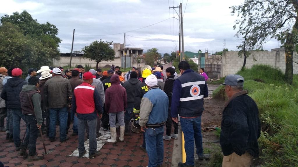 Rescatistas y vecinos de Tepeaca en busca del niño que cayó a la barranca. (Especial)