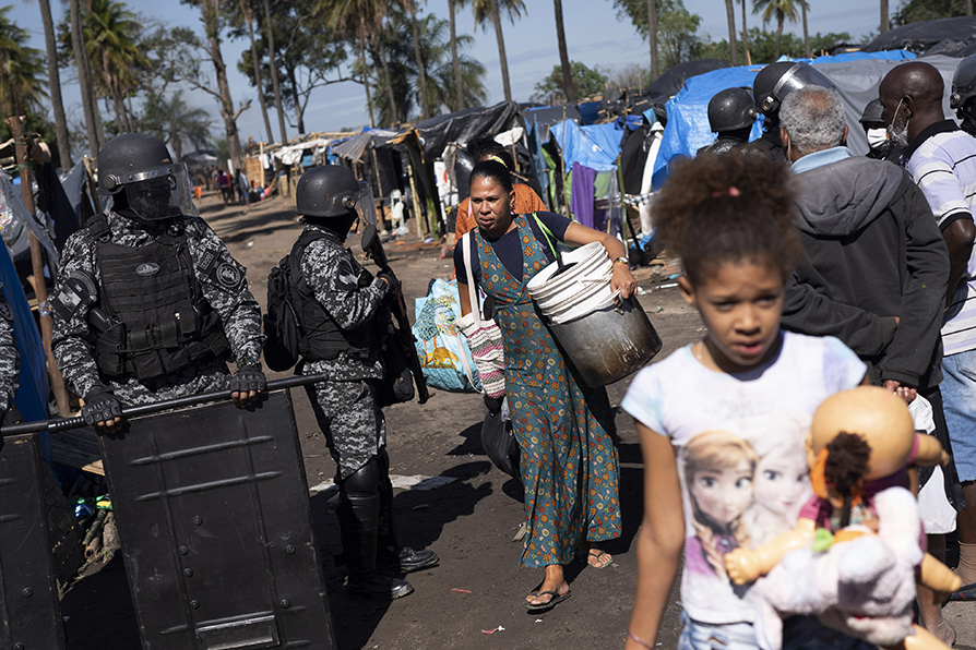 Policía desaloja a refugiados ilegales que ocupaban el terreno de una refinería